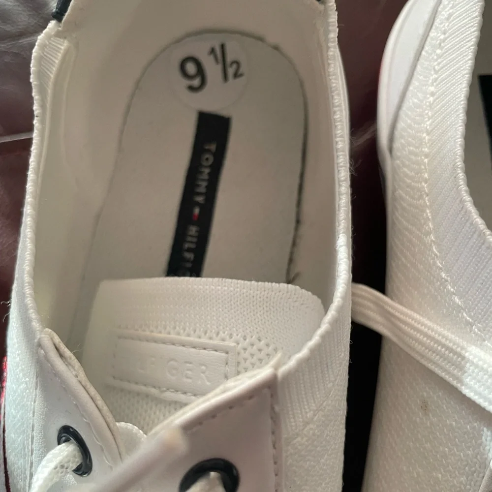Tommy shoes only worn once - Picture 3 of 4
